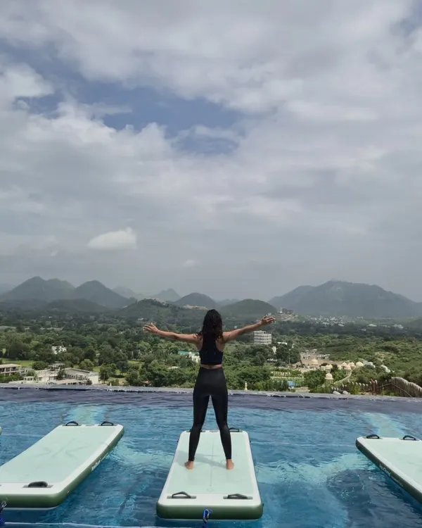 This is what I call a workout with a view. Leading a unique Flaabh Fit session on the water at the Fairmont Palace in Udaipur shows how I can create unforgettable fitness experiences for corporate retreats and special events.