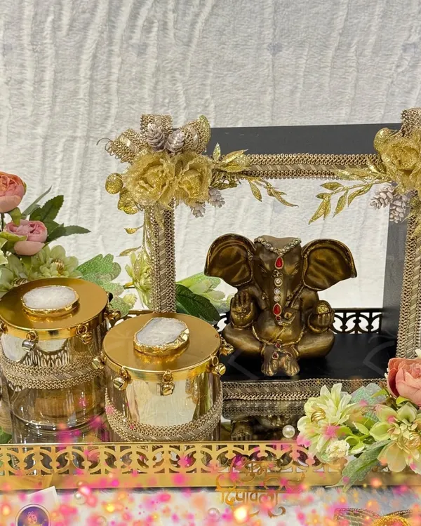 A divine Diwali hamper featuring a beautiful Ganesha idol. This arrangement includes agate-lidded jars and is set on a mirrored gold tray, making it a perfect centerpiece for your festive decor.