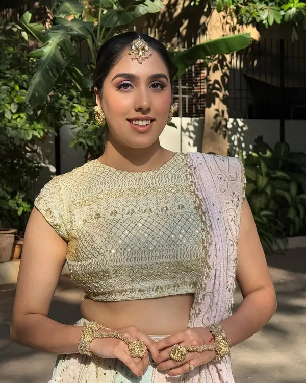 A sun-kissed Haldi look. I gave this bride a radiant golden glow with soft lilac eyeshadow and a neat maang tikka to complete her pastel ensemble.