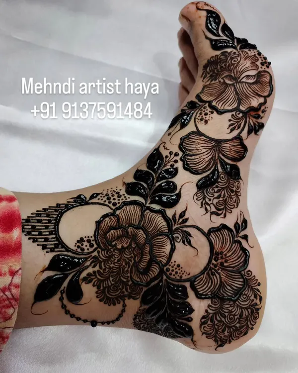 A bold and beautiful floral design for the feet. This Gulf-style henna uses negative space and shading to make the large flowers pop, creating a stunning effect.
