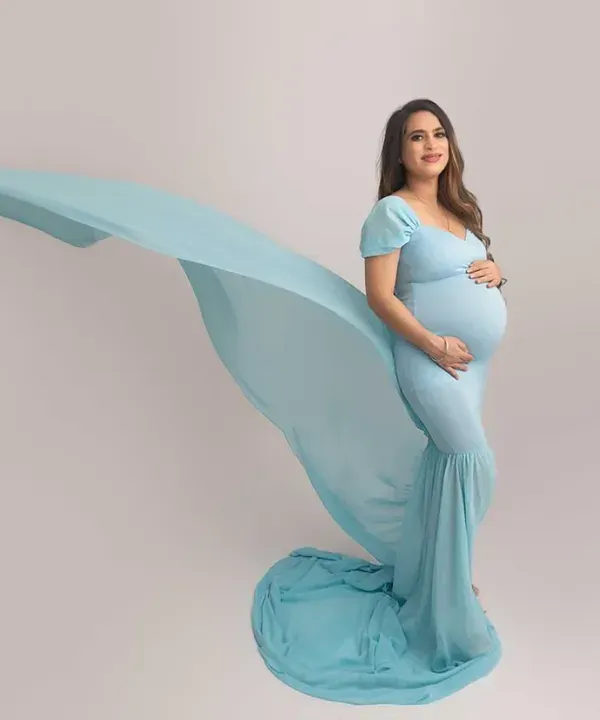 This is what maternity dreams are made of. I love using flowing gowns from my studio wardrobe, like this stunning light blue one, to create an ethereal and truly unforgettable portrait against a clean, simple backdrop.