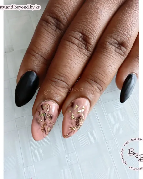 This design features a bold contrast between matte black gel polish and accent nails with a black and nude marble effect. I elevated the marble art with delicate gold flakes for a touch of luxury.