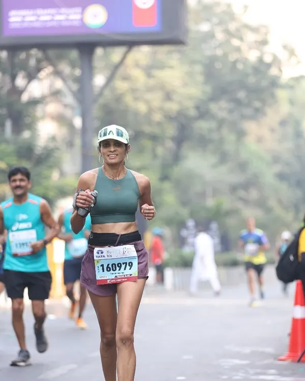 This is what it’s all about: the joy of pushing your limits and feeling strong. Whether you are aiming for a personal best in a marathon or just want to feel more alive in your body, I am here to guide you every step of the way, even if you prefer running barefoot like me.