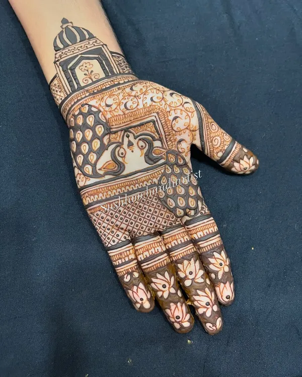 This design features a pair of peacocks in a jharokha (window) frame, with lotus details on the fingers. A very traditional and beautiful look.