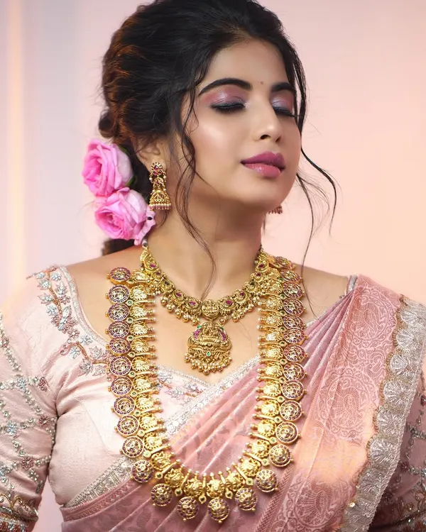 We help create your dream bridal look with our exquisite temple jewellery. This complete set, featuring a detailed choker and a layered haram, is perfect for a traditional South Indian wedding ceremony.