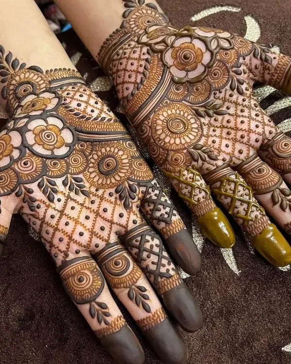 This is the kind of intricate, full-coverage mehendi I love to create. Every line, dot, and flower is placed with care to give you a stunning result for your special occasion.