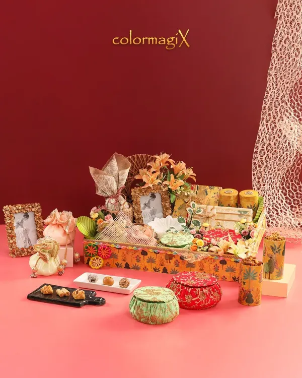 Crown the festivities with our dazzling Teej hampers. This lavishly decorated tray is filled with everything a woman needs for the celebration, from sweets and snacks to decorative photo frames and potlis.
