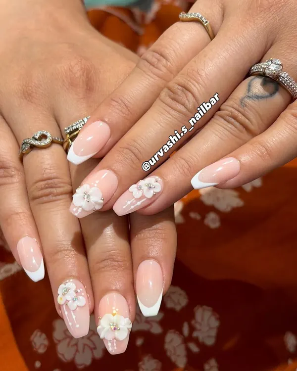 A classic bridal choice, this set features a soft blush base with clean French tips and delicate 3D floral accents. It’s the perfect combination of timeless elegance and modern romance for any wedding event.