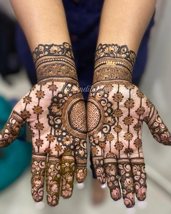 A stunning design perfect for a wedding guest or bridesmaid. It features a large, intricate mandala that connects when the palms are brought together, creating a beautiful symmetrical look.