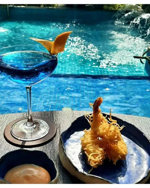 A perfect poolside pairing. My deep blue ceramic plate and dipping bowl add a touch of handcrafted luxury to the delicious offerings at Conrad Bengaluru.