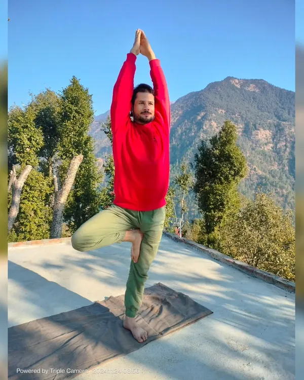 Finding my balance with Vrikshasana, the Tree Pose. Practicing outdoors with the mountains as my witness helps deepen my connection to nature and my own inner stillness. This is the kind of mindful stability I bring into my classes.