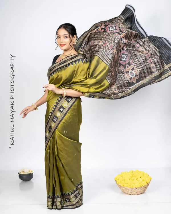 For photoshoots, a dynamic pose can make all the difference. I draped this Sambalpuri silk saree to allow for beautiful movement, creating this eye-catching flying pallu effect that showcases the intricate design of the fabric.