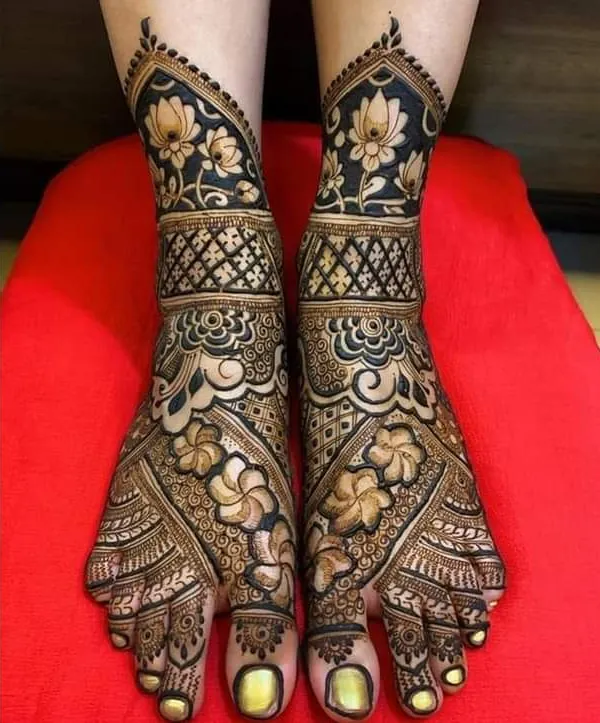 A breathtaking full-foot bridal design with bold, dark lotus and floral motifs. The intricate patterns and sharp contrast create a truly show-stopping look.