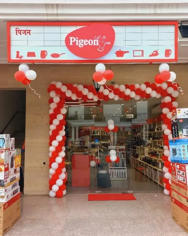A red and white spiral balloon arch for the inauguration of a Pigeon kitchen appliances store. This is a great way to attract customers to a grand opening.