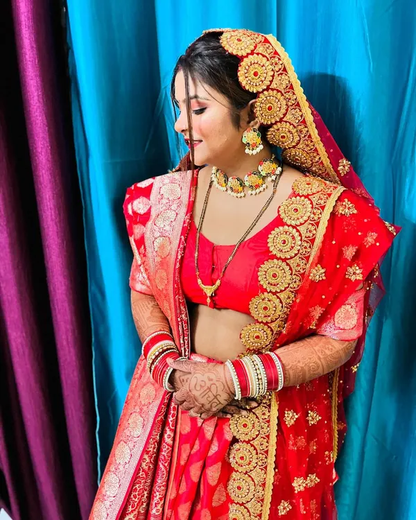 A candid moment of bridal bliss. Dressed in a classic red saree that I expertly draped, she looks effortlessly elegant and ready for her ceremony.