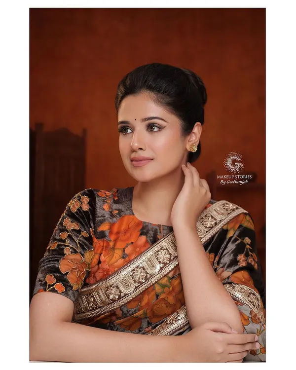 A classic and elegant look taught in my professional makeup course. This demonstrates the art of creating a timeless winged eyeliner and a sophisticated updo that suits any traditional occasion.