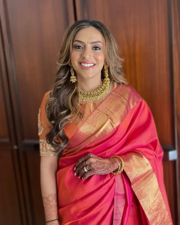 This look for Ashita is what I'm all about. A radiant, minimal makeup style that enhances her natural beauty for her special day, making her feel comfortable and confident. She is glowing in this beautiful pink silk saree.