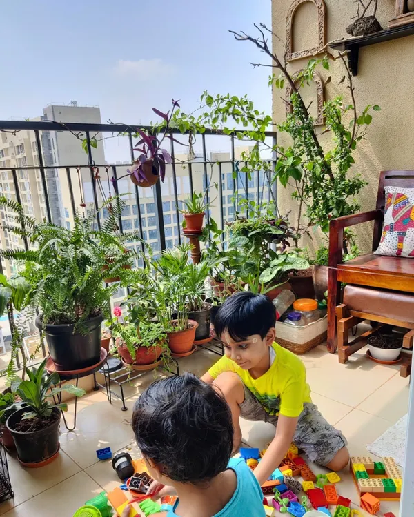 This is what a green sanctuary in the middle of the city looks like. I helped this family turn their balcony into a lush, safe, and beautiful play area where their children can connect with nature without leaving home. A balcony makeover like this focuses on durable, non-toxic plants that create a vibrant backdrop for family life.
