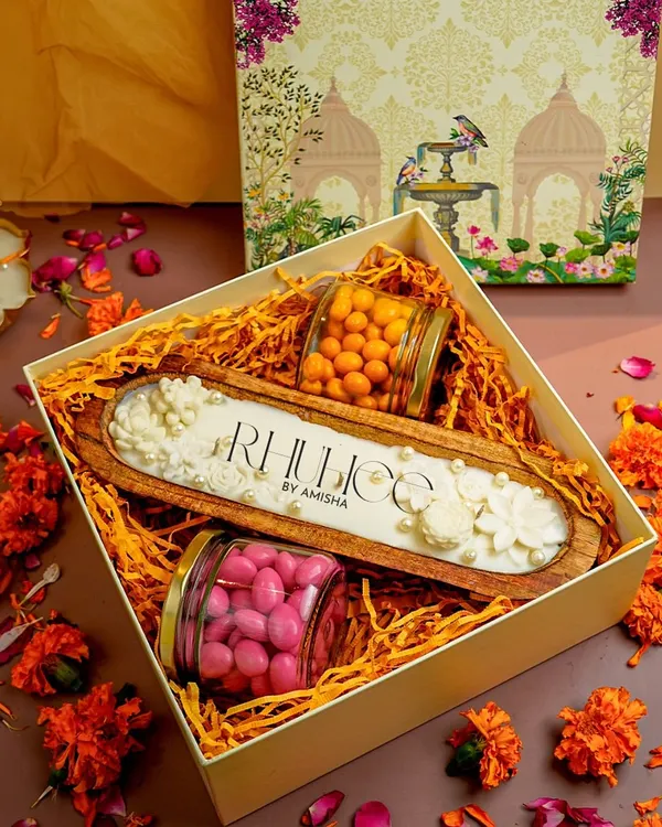 This is one of our all-time favorites, the signature boat candle hamper. It’s the perfect example of what we love to do: combine our beautifully handcrafted candles with other delightful treats to create a complete and stunning gift.
