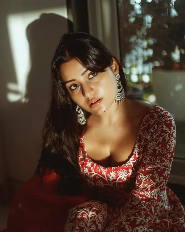 A soulful portrait of actress Symrann K. The play of shadow and light from the window adds depth and emotion to this ethnic wear photoshoot.