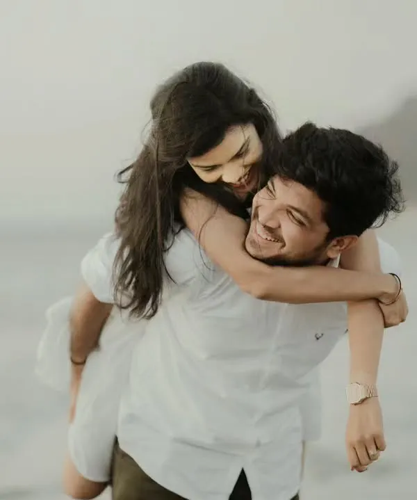 This is the kind of moment I live to capture. Pure, unscripted joy during a candid couple photography session on the beach. The piggyback ride, the genuine laughter, it’s these real emotions that tell the most beautiful stories.