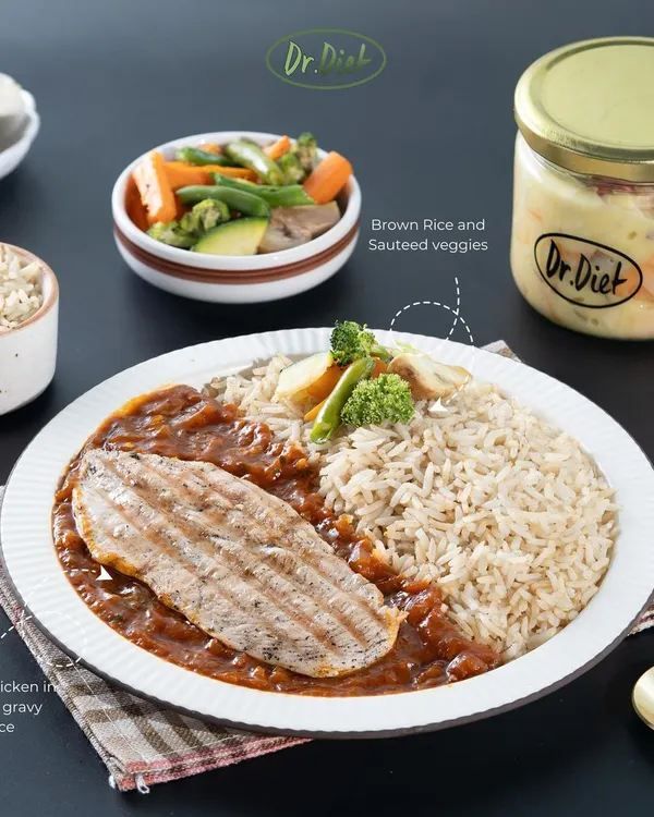 A classic muscle-building meal. This platter features tender grilled chicken in my signature fat-free gravy, paired with brown rice and sautéed vegetables. It’s a complete, balanced meal to help you recover after a tough workout.