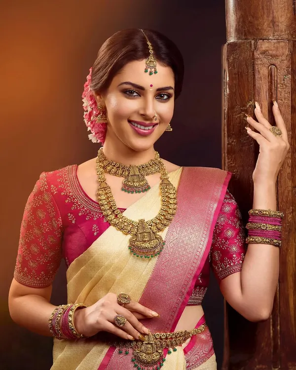 For this jewelry campaign, I created a classic South Indian bridal look. The styling focused on layering traditional temple jewelry with a silk saree to achieve a timeless and opulent feel for the brand's hoarding shoot.