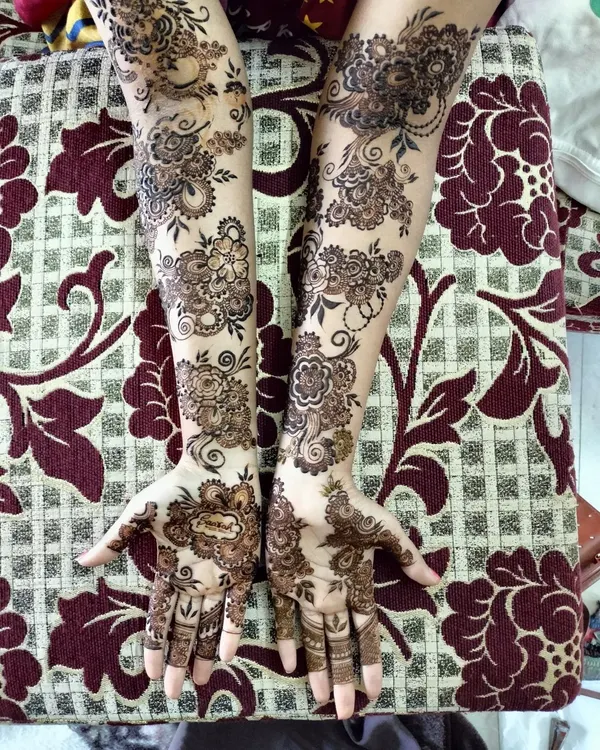 This is a beautiful example of an Indo-Arabic design. The pattern flows gracefully up the arm in distinct vines, with lots of open space that makes the floral clusters stand out.