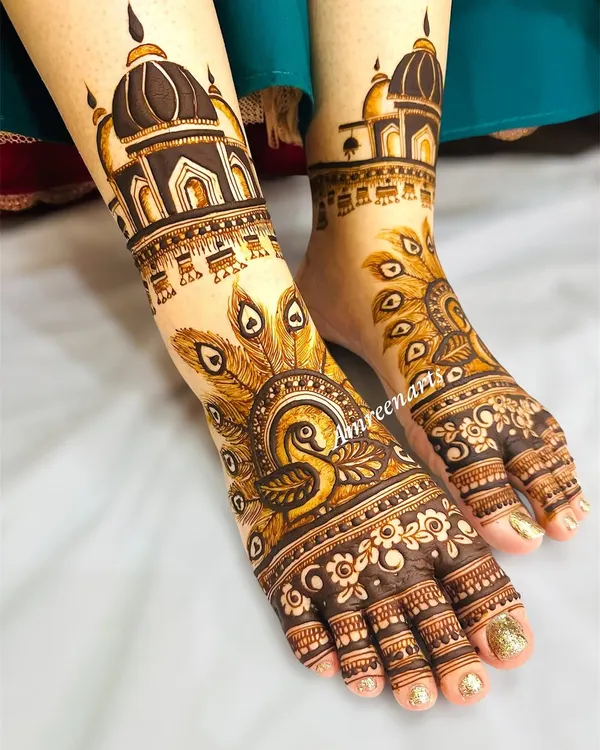 A truly unique foot design featuring the dome of a palace and peacock feathers, creating a stunning piece of architectural art for your feet.