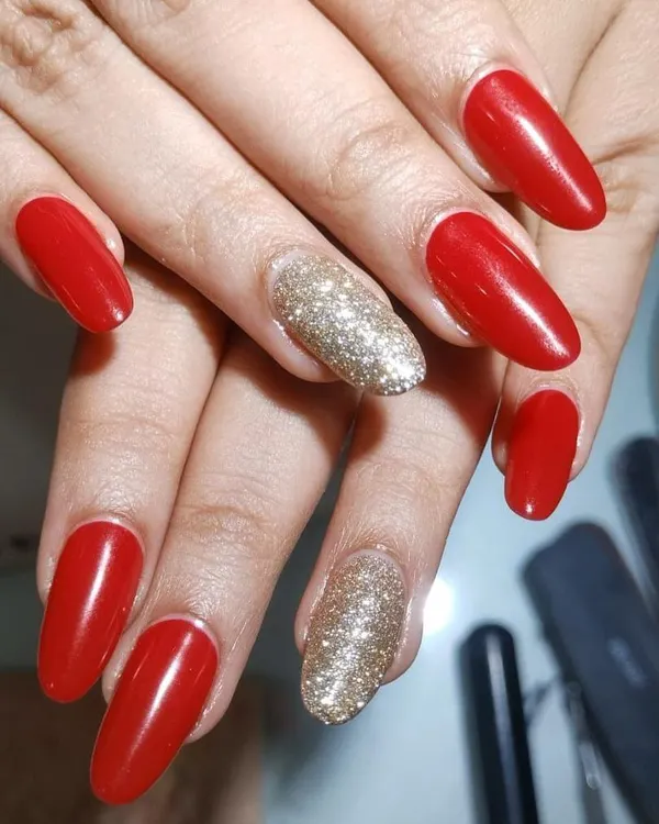 A classic choice for brides. This set features long, almond-shaped extensions with a rich red gel polish and two full-coverage gold glitter accent nails. It's a timeless combination that is always glamorous.