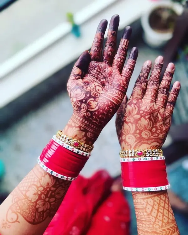 The perfect bridal mehendi stain. This deep maroon color, paired with the traditional red chooda bangles, is what every bride dreams of. This is the result of my all-natural paste.