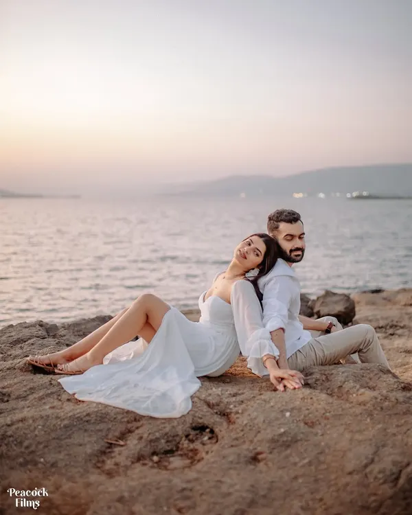 A quiet moment of togetherness as the sun sets over the lake. This pre-wedding photo captures the peaceful, romantic atmosphere of a couple lost in their own world.