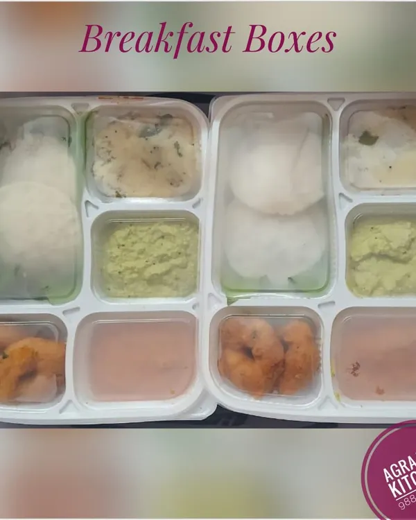 These breakfast boxes were prepared for a corporate event. Each box contains a complete meal of idli, vada, uppittu, and chutneys, making it a convenient and delicious option for meetings and gatherings.
