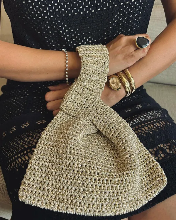 This stylish and chic knot bag is the perfect accessory to make a statement. It’s incredibly versatile, pairing beautifully with both Indian festive wear and western outfits to get you all the compliments.