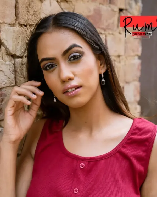 A perfect soft glam look, ideal for daytime events or a professional photoshoot. This style focuses on enhancing natural features with a flawless base, defined brows, and subtle smoky eyes.