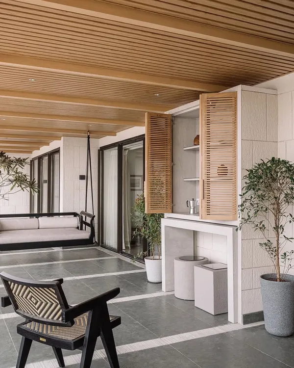 The twenty-one-foot-long sea-facing deck at Kanso House is a perfect urban escape. We included a bar, a water feature, and an innovative swing to create a versatile space for both quiet moments and lively soirees.