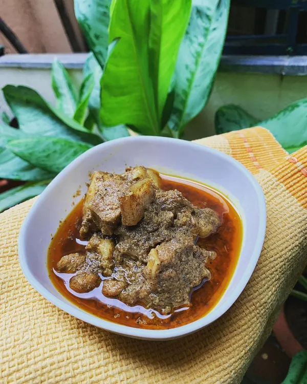 A close-up of our authentic Pandi Curry. You can see the rich, thick gravy that comes from six hours of slow cooking, which allows the estate-grown spices and kachampuli to deeply flavor the tender pork.