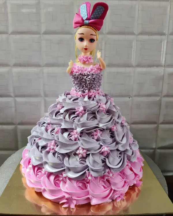 A beautiful doll cake with a two-tone pink and purple buttercream dress. I love creating these classic designs that make any birthday feel like a fairytale.