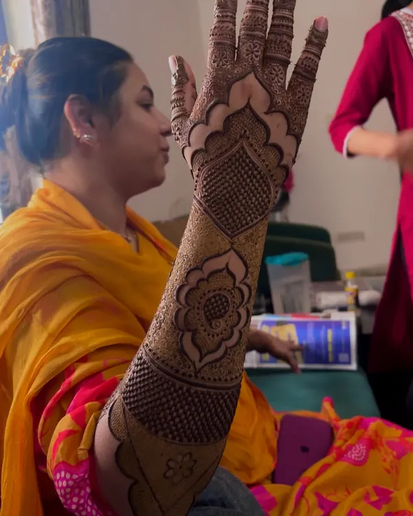 A beautiful Pakistani bridal design, characterized by bold motifs and intricate filler patterns. This style is both elegant and striking.