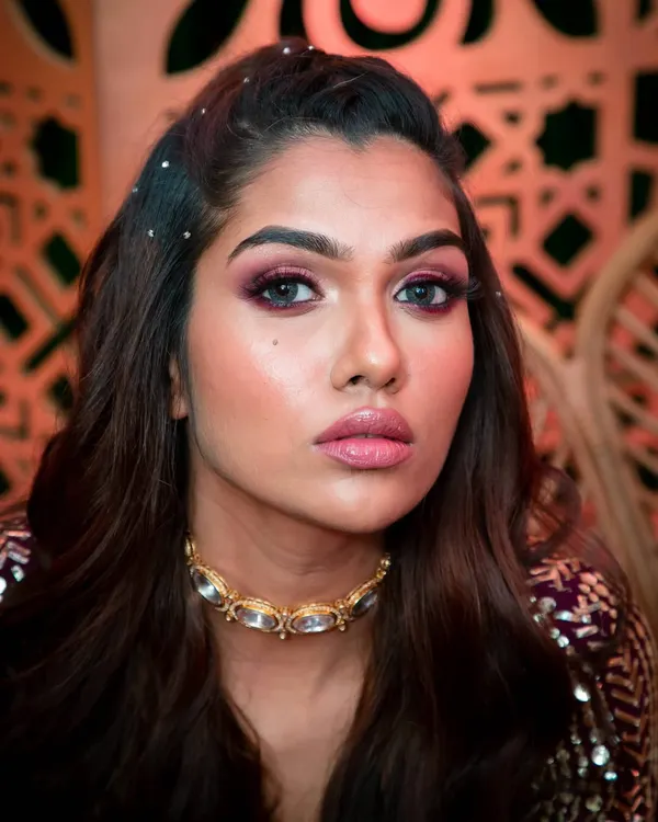 This is the look I love to create: a flawless, radiant glow with soft, defined eyes and a perfectly balanced lip. It’s all about enhancing your features for that camera-ready finish, making you feel effortlessly beautiful.