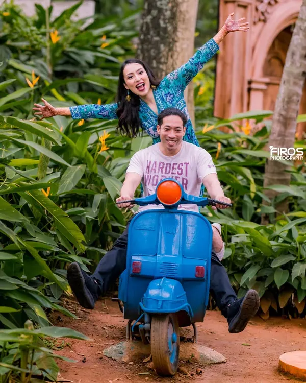 Pure joy and fun on a vintage scooter. I love capturing these high-energy, playful moments that show off a couple's adventurous side.
