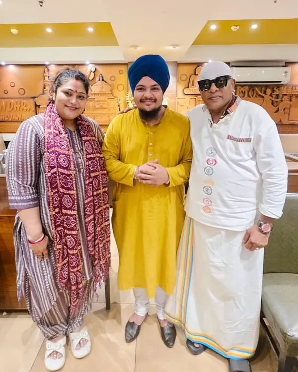 A blessed evening seeking Ganpati darshan at the home of Sivamani sir and Runa didi. It was a warm and divine gathering with many respected artists.