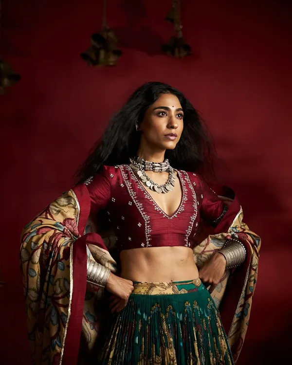 A powerful look featuring our oxidised silver choker. The dark, antique finish of the 925 silver contrasts beautifully with the rich colours of the traditional attire.