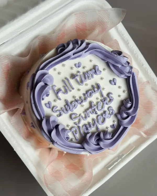 From monthly milestones to inside jokes, our bento cakes say it all. These small treats are perfect for any occasion, featuring designs like cute rainbows, hot air balloons, and even a Lightning McQueen quote.