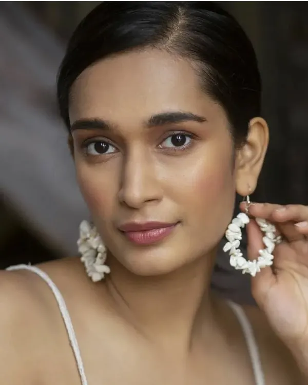 This is the perfect example of the natural, flawless look many of my brides ask for. I focused on creating radiant, dewy skin that looks fresh and feels light, paired with a soft lip color. It’s an ideal choice for a daytime wedding ceremony or for the bride who wants an elegant, understated style.