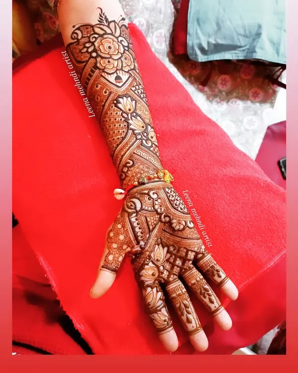 A full and intricate design perfect for the bride's sister or a close family member. This heavy siders start-up covers the entire hand and extends up the arm with dense, beautiful patterns.