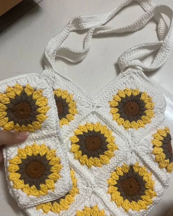 I love making bigger projects like this custom sunflower granny square tote bag. It's so exciting to see all the pieces come together into something beautiful and useful.
