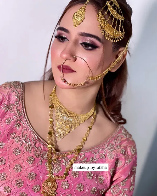 A close-up of the traditional jewellery setting for this bride in pink. The nath and passa are perfectly secured to be comfortable throughout the event.