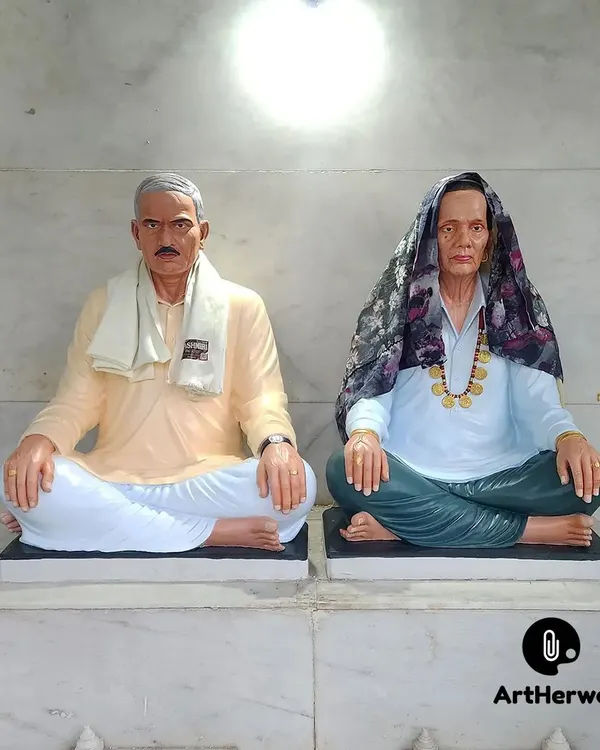 These hyper-realistic, life-size statues of a couple were commissioned as a personal memorial. We worked from photographs to capture their likeness, from facial features to their clothing and posture, with a detailed paint finish.