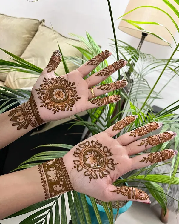 A classic and elegant choice. This design features a central mandala, or gol-tikki, on each palm, with detailed patterns on the fingers and a matching wrist cuff.